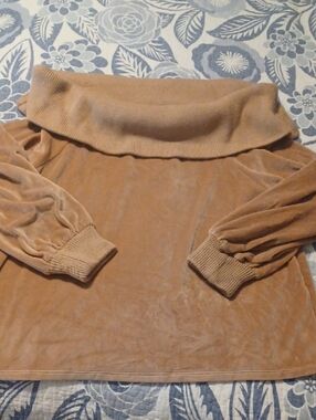 G by Giuliana Velvet Off-the-Shoulder Sweater in Camel Brown Squre Box Shape XL